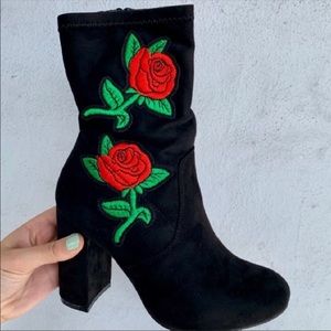 Black floral rose block heel ankle booties 🌹